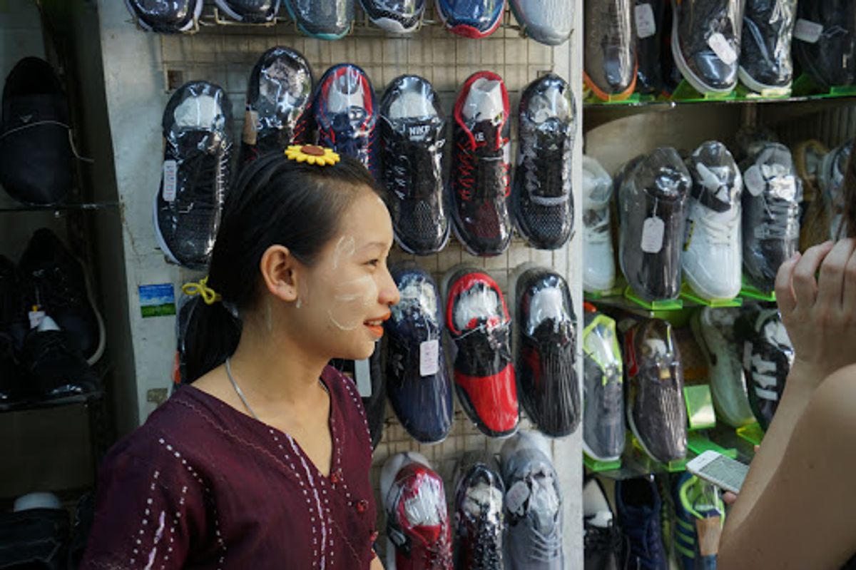 朝食後はショッピング。ヤンゴンの街中をうろつく。

まず、甥が妹にお土...