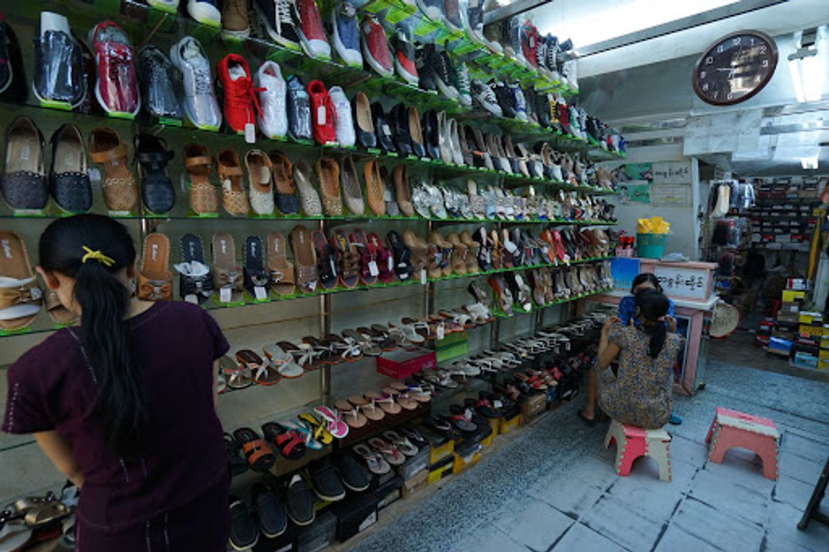 朝食後はショッピング。ヤンゴンの街中をうろつく。

まず、甥が妹にお土...