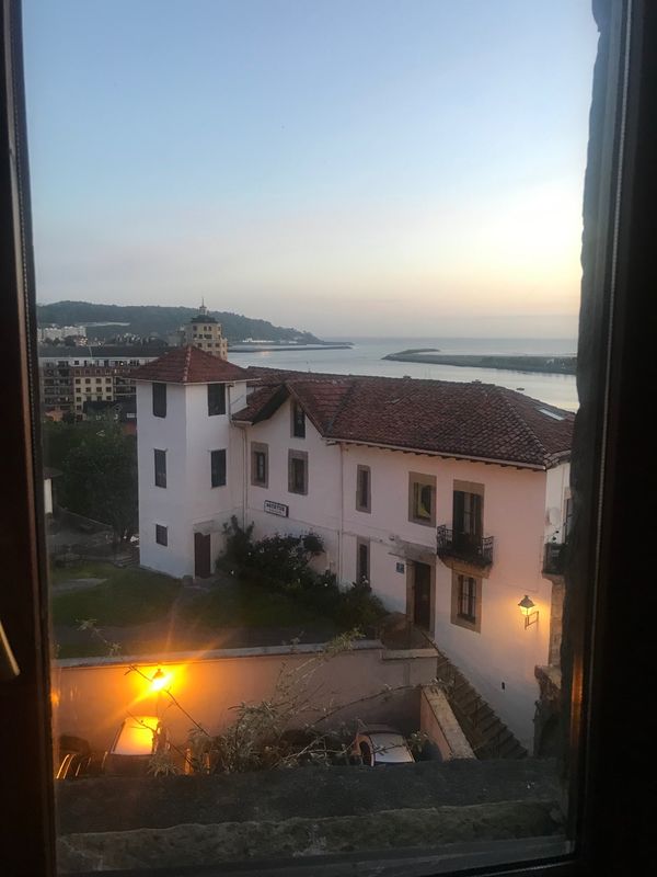 スペイン・ビアリッツ「Spain🇪🇸Basque 」の写真：パラドール/お部屋の中からの朝焼け