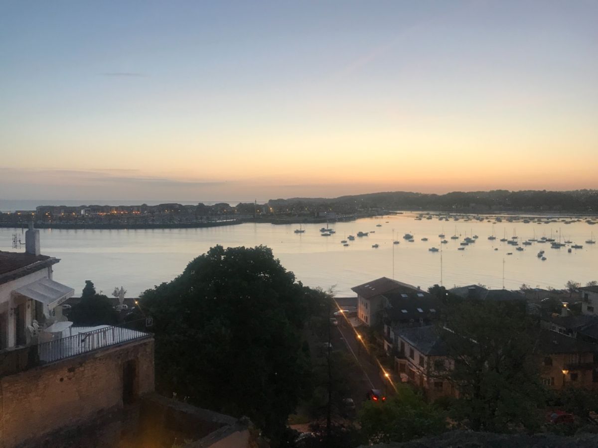 パラドール/お部屋の中からの朝焼け