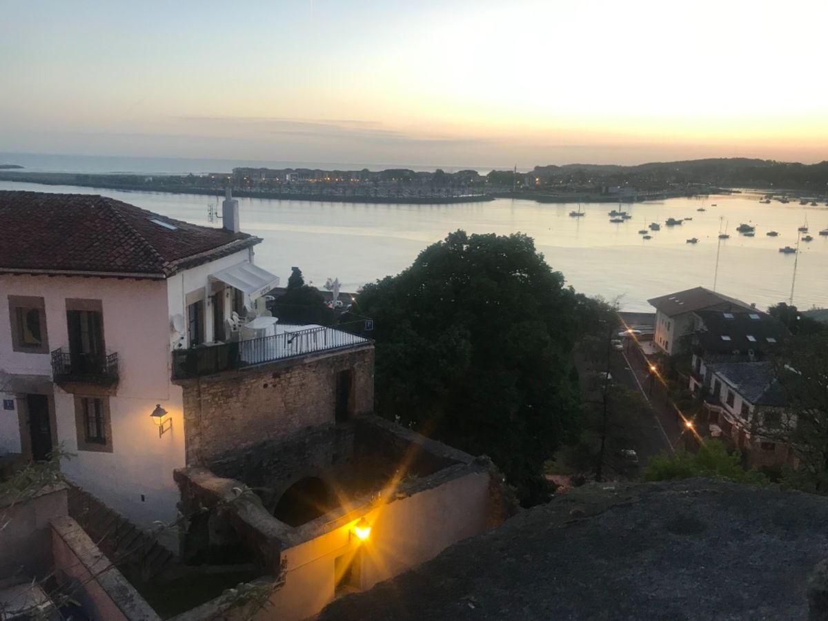 パラドール/お部屋の中からの朝焼け