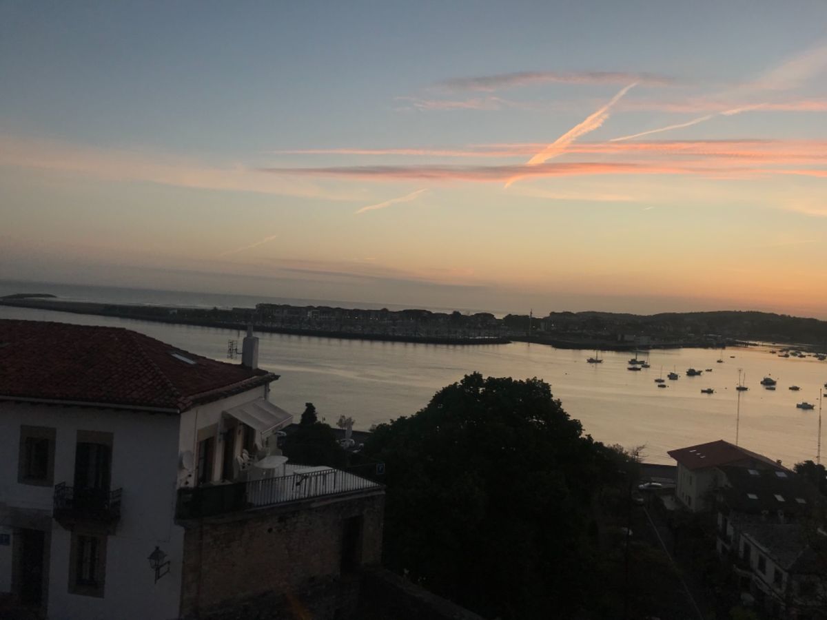 パラドール/お部屋の中からの朝焼け