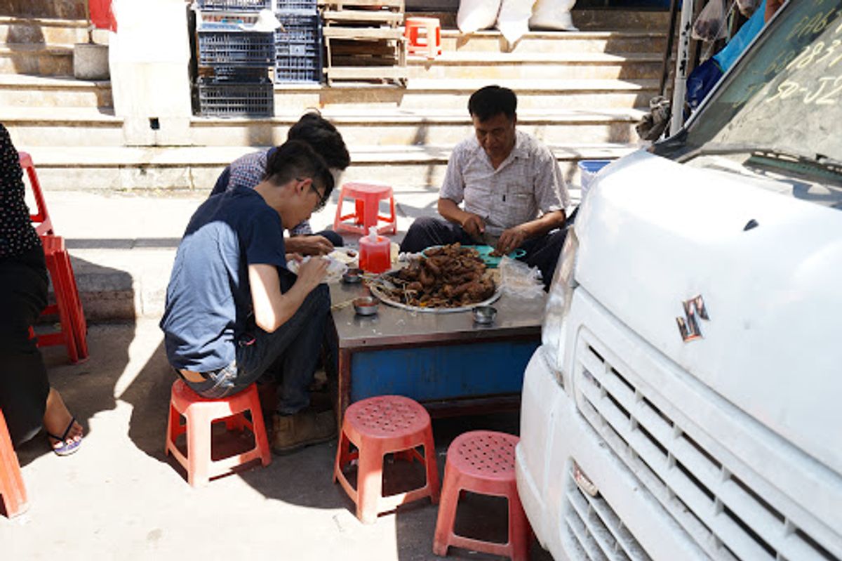 火鍋を食べて、ヤンゴンの街をぶらつく。

ローカルの人たちが何やら外で肉の...