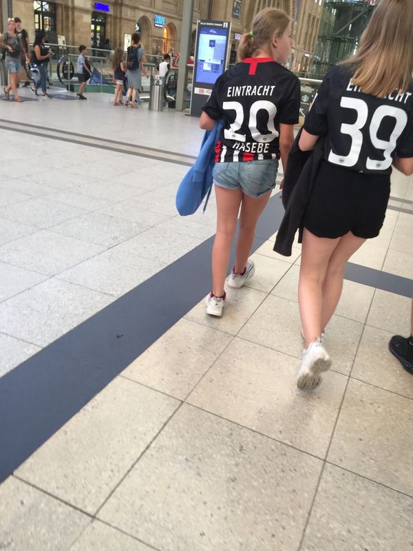 ドイツ・フランクフルト「フランクフルト」の写真：スタジアムに向かう時、長谷部のユニフォー...