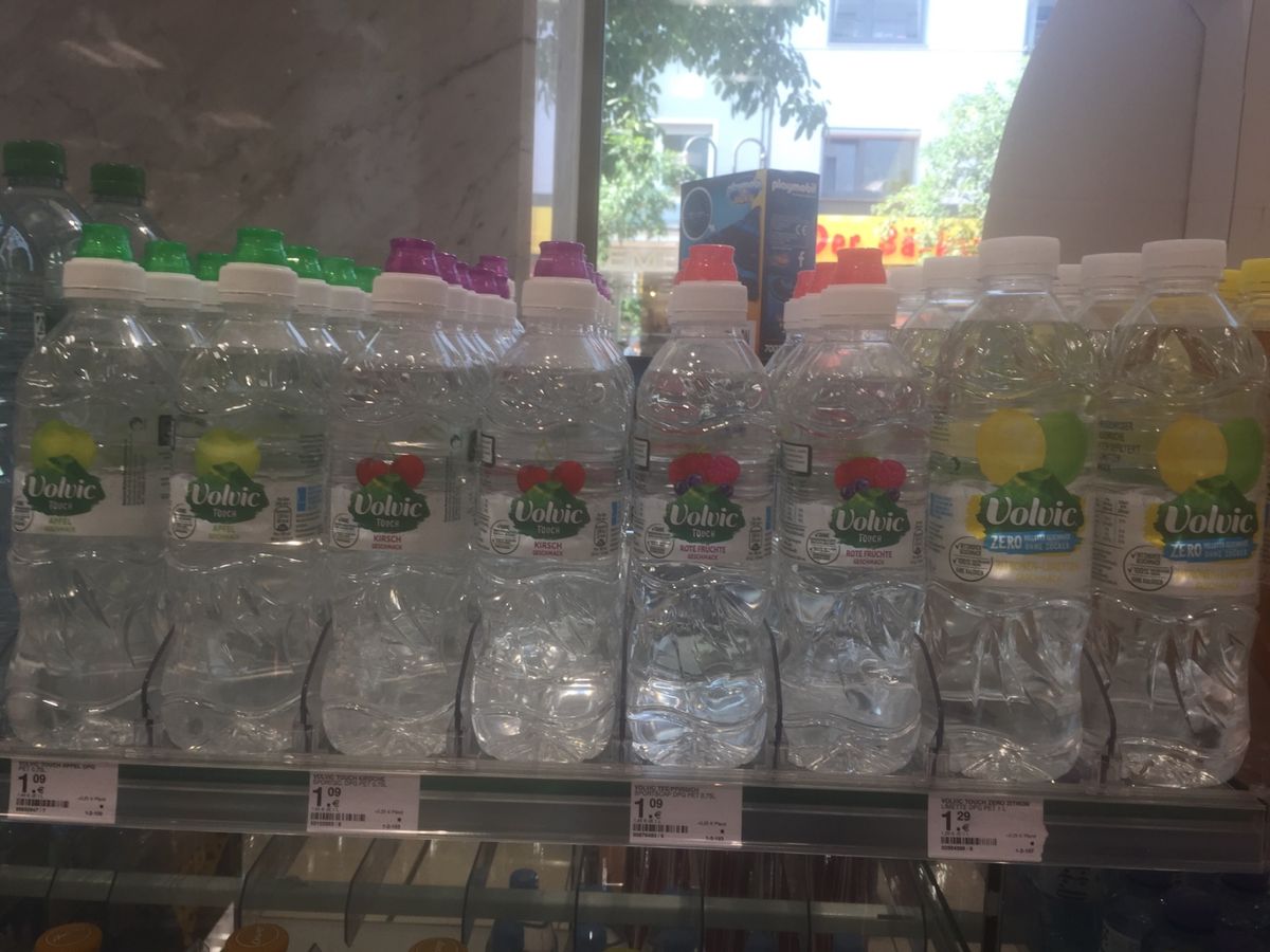 念願のWELDAを買えました。
そして見たことないVolvicとRedbull。