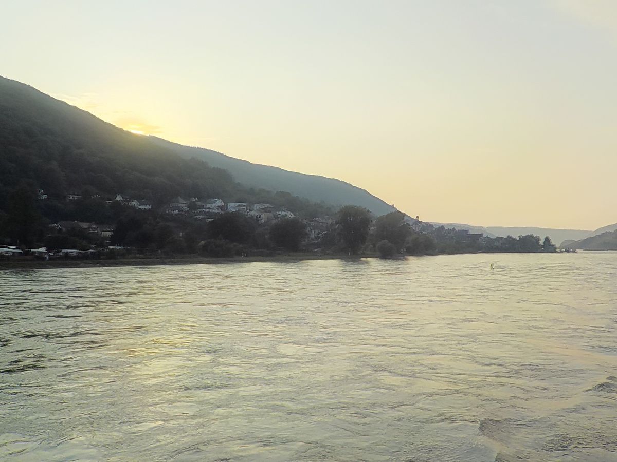 午後はライン川へ。
虹も出てて癒された〜。