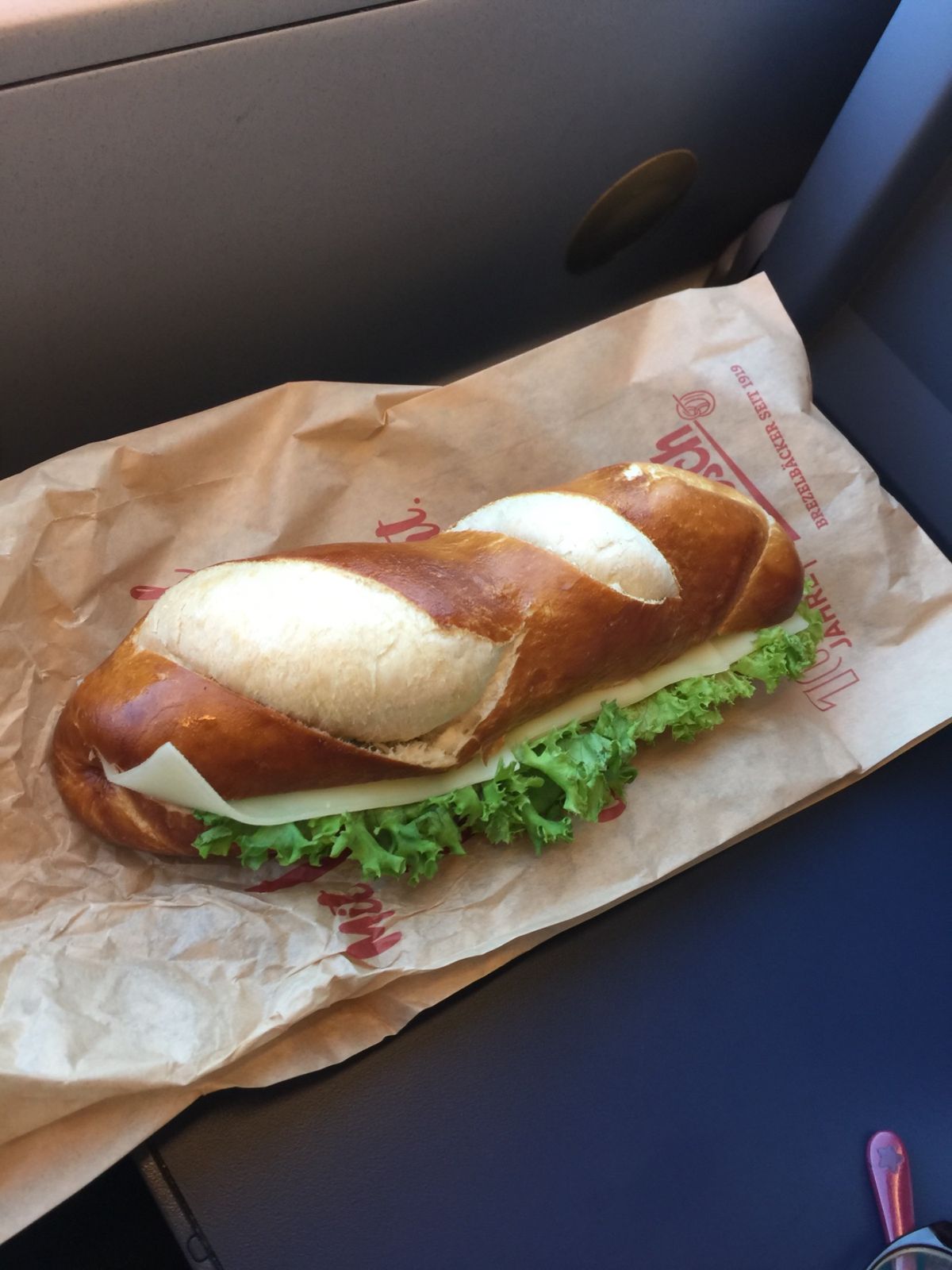 バゲットが安くて超美味しかったー！
単にレタスとチーズとトマトとソーセージ...