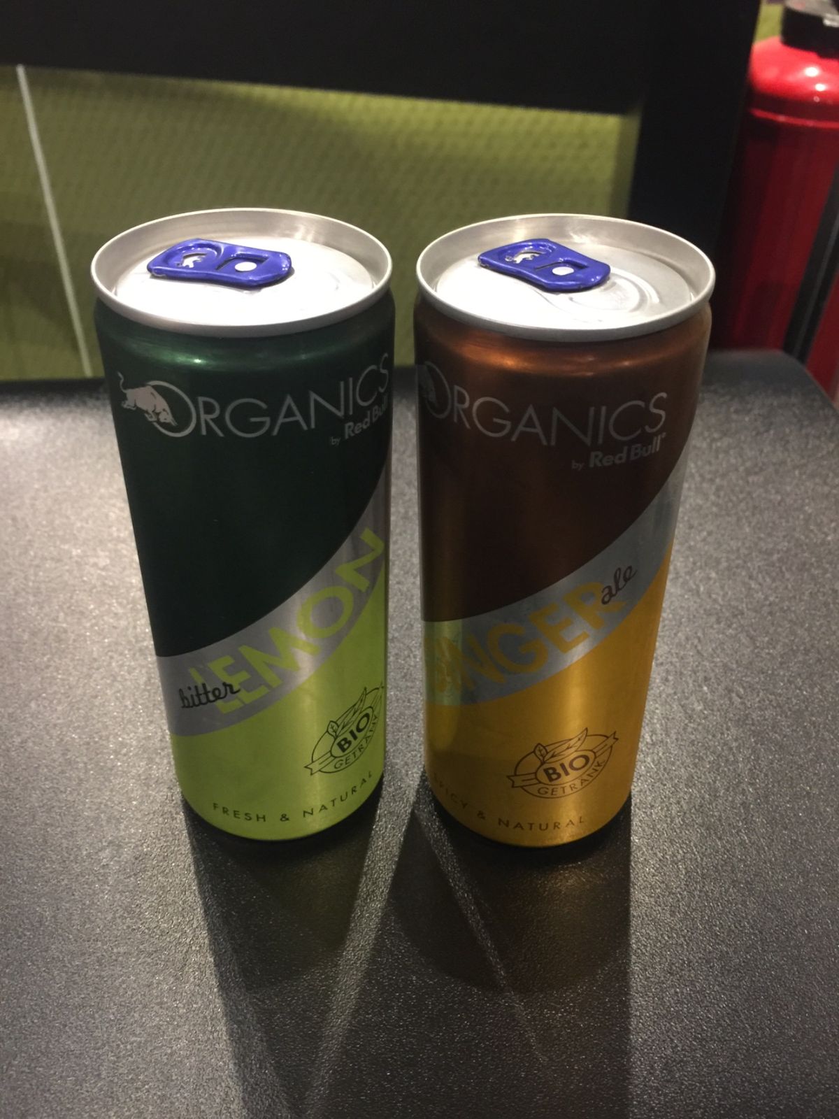 Redbullは、日本にある普通のが美味しいかもw
3枚目のはマズかった水...