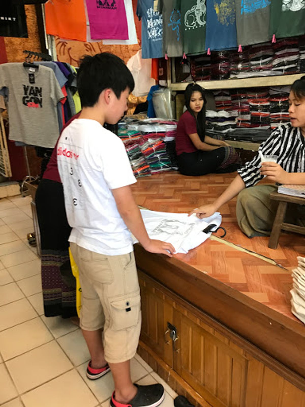 ボージョーアウンサンマーケット

様々なお土産屋や生活雑貨が売られてい...