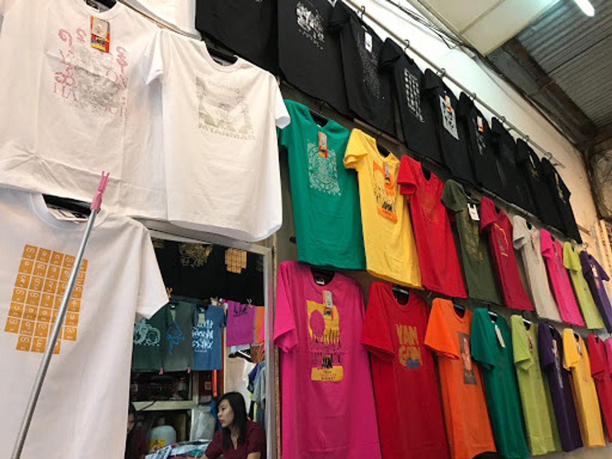 ボージョーアウンサンマーケット

様々なお土産屋や生活雑貨が売られてい...