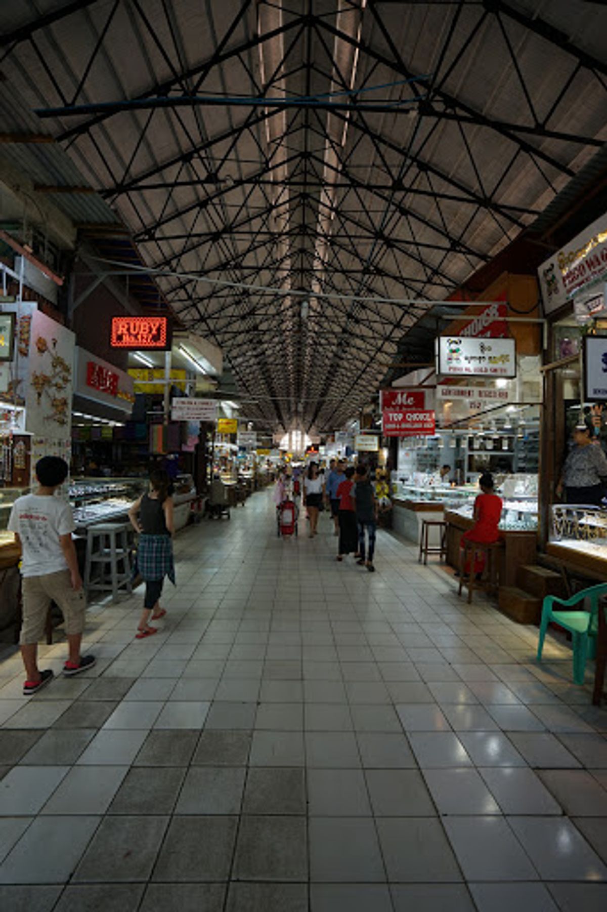 ボージョーアウンサンマーケット

様々なお土産屋や生活雑貨が売られてい...