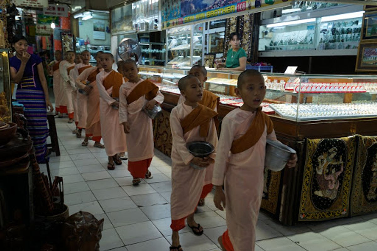 ボージョーアウンサンマーケット

様々なお土産屋や生活雑貨が売られてい...