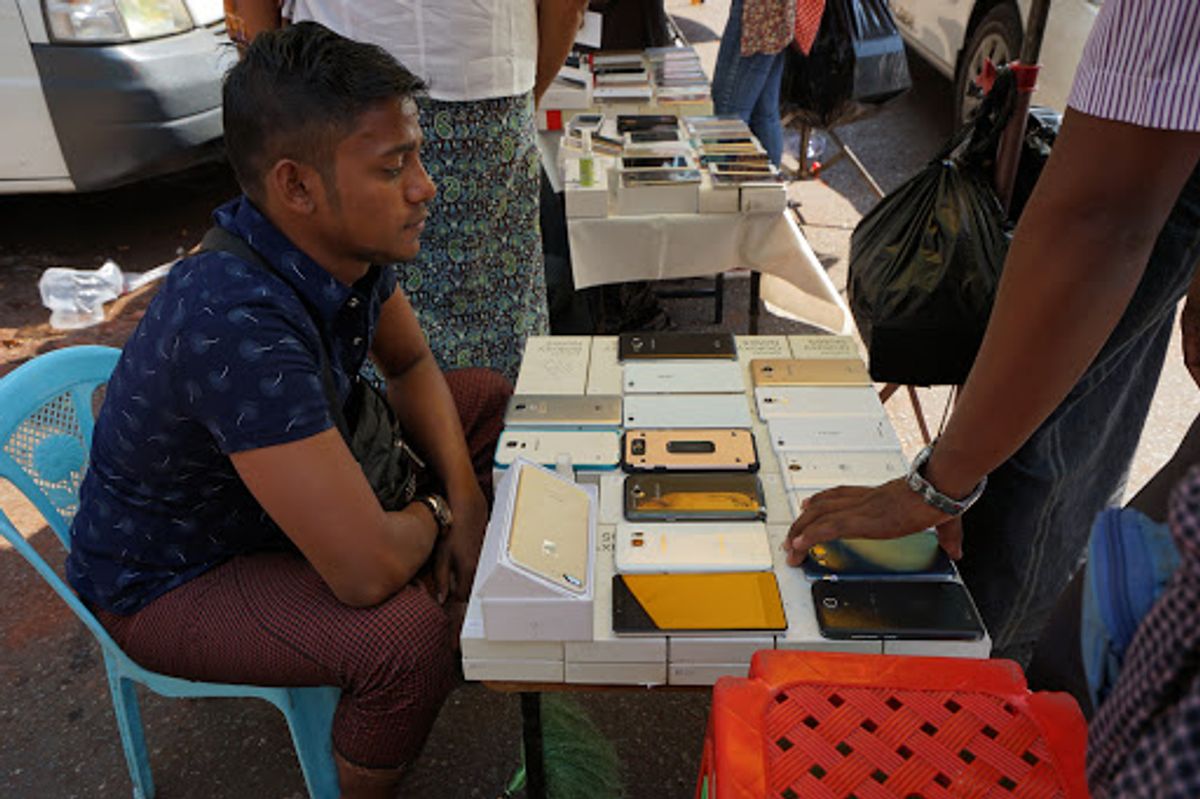 次にやってきたのは泥棒市場。

え？

泥棒？市場？

盗品が売っているの...