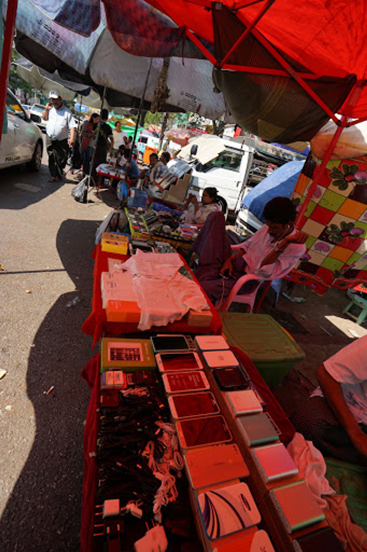 次にやってきたのは泥棒市場。

え？

泥棒？市場？

盗品が売っているの...