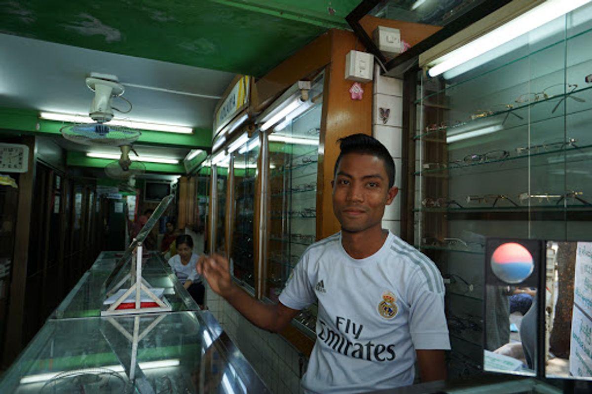 次にやってきたのは泥棒市場。

え？

泥棒？市場？

盗品が売っているの...