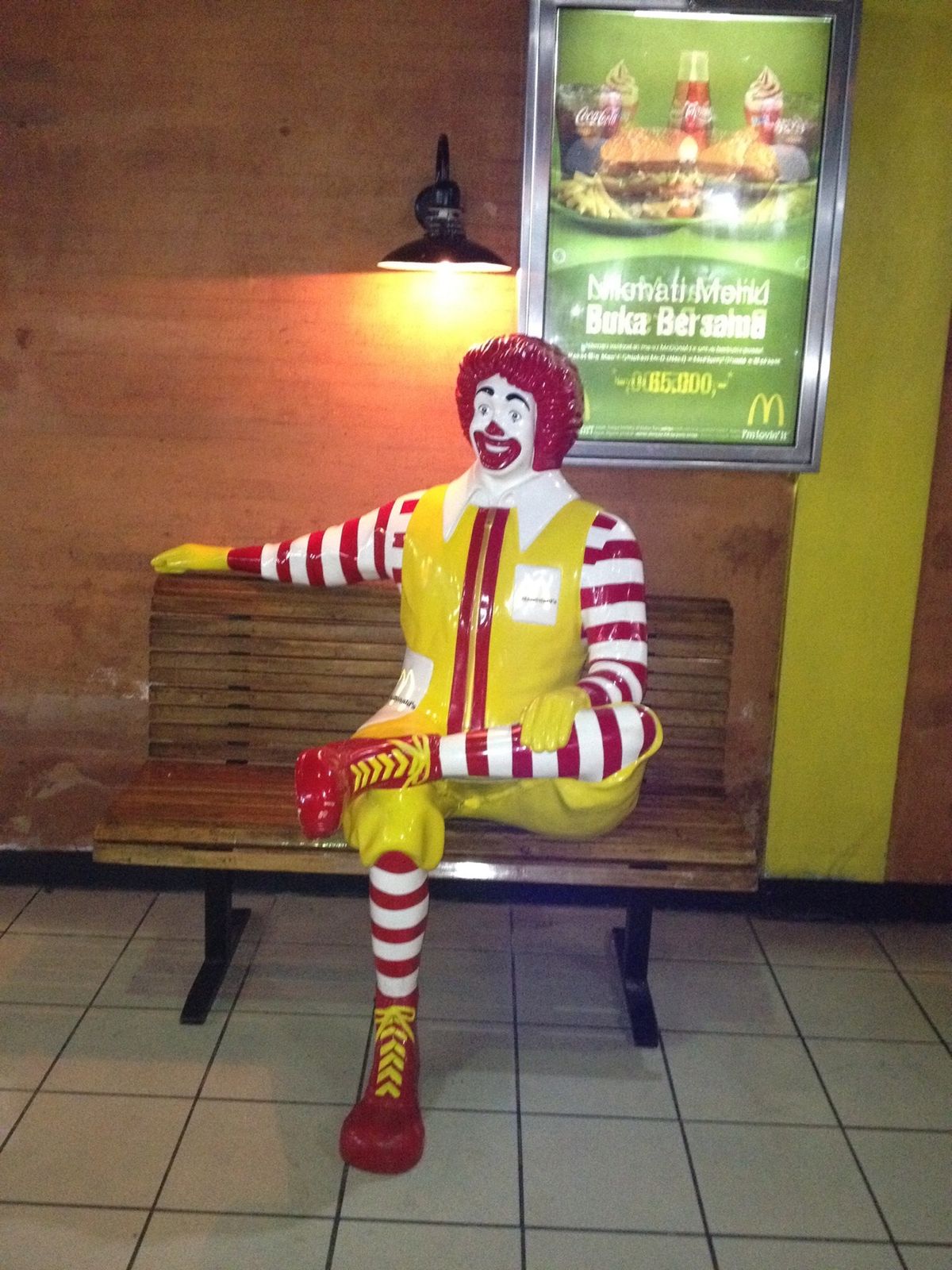 ロンボク島では馬車も走ってます。マックのドナルドの顔がちょっと変❓❓