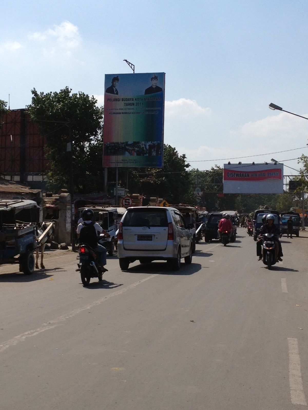 ロンボク島では馬車も走ってます。マックのドナルドの顔がちょっと変❓❓