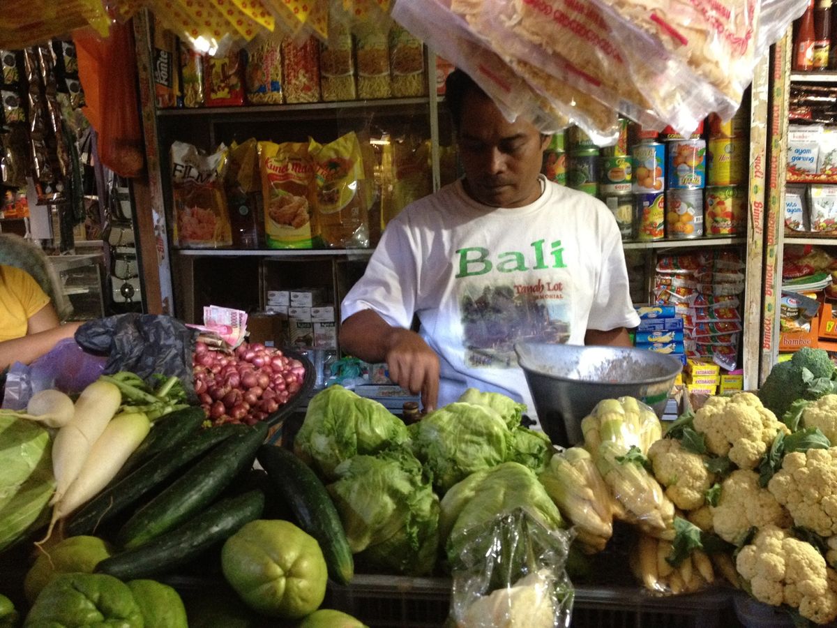 ロンボク島では馬車も走ってます。マックのドナルドの顔がちょっと変❓❓
