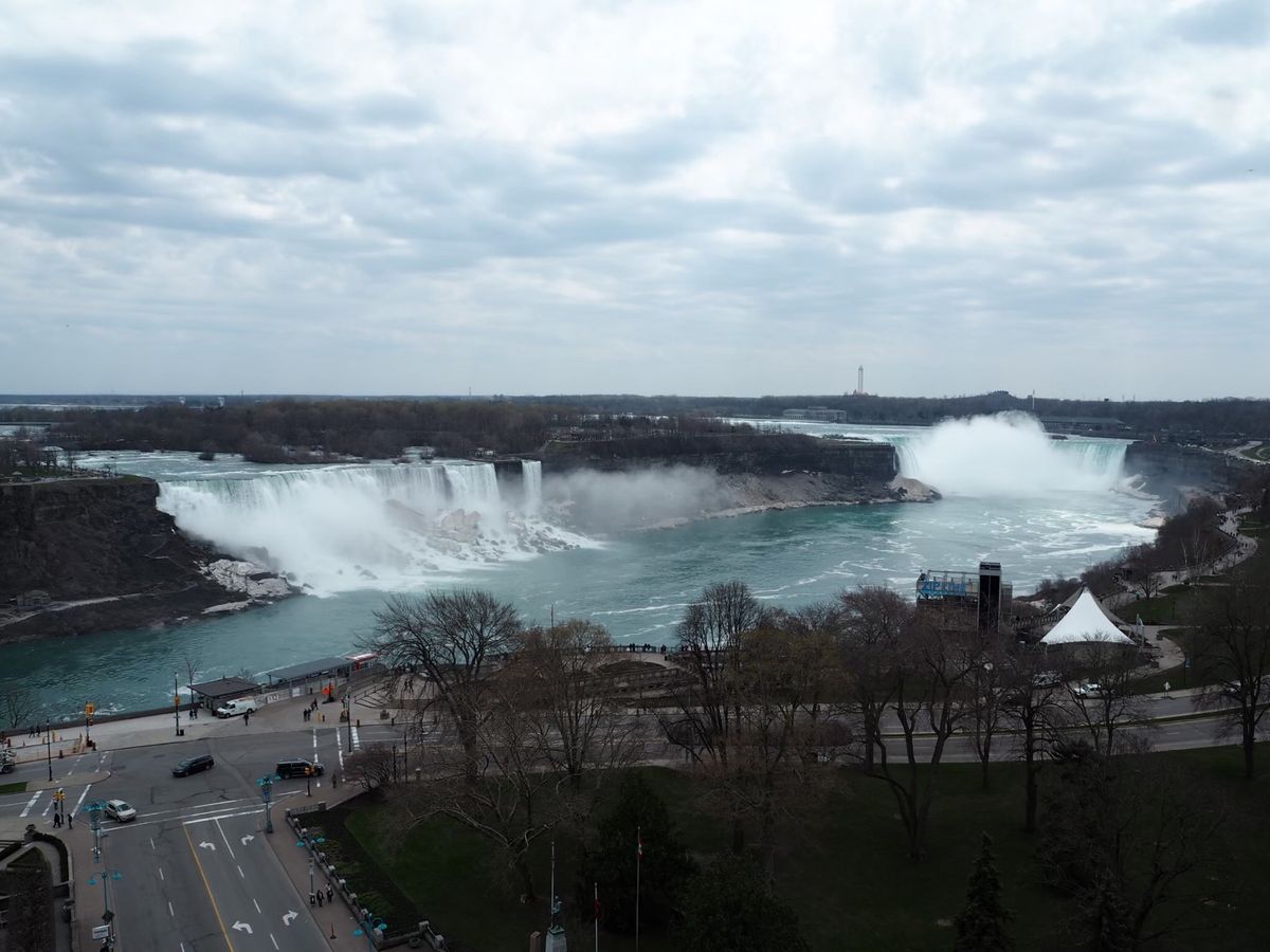 カナダ🇨🇦側とアメリカ🇺🇸側から見たナイアガラの滝😊✨
さすが世界三大名...