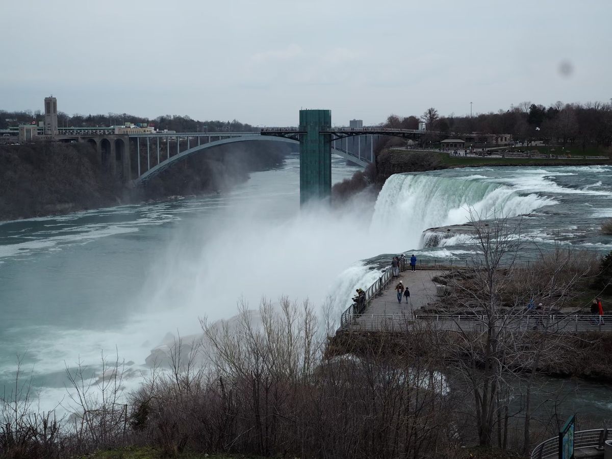 カナダ🇨🇦側とアメリカ🇺🇸側から見たナイアガラの滝😊✨
さすが世界三大名...