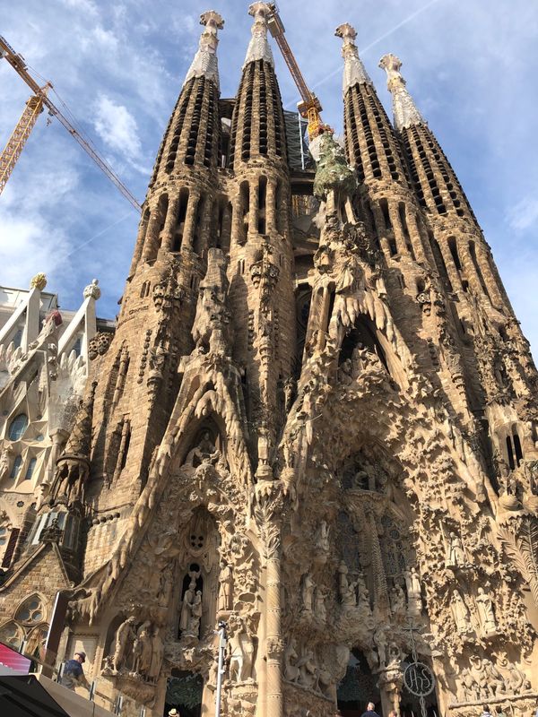 スペイン・バルセロナ「スペイン」の写真:サクラダファミリアとカサ・ミラ
サ...