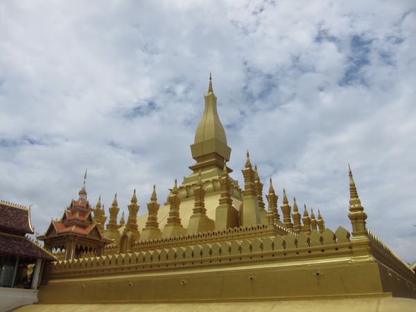 ラオス人民民主共和国「2018ビエンチャン」の写真：圧巻のタートルアン
鶏が走り回ってました