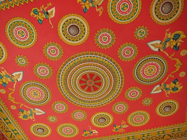 ラオス人民民主共和国「2018ビエンチャン」の写真：お寺の天井がサイケデリックでかっこいい