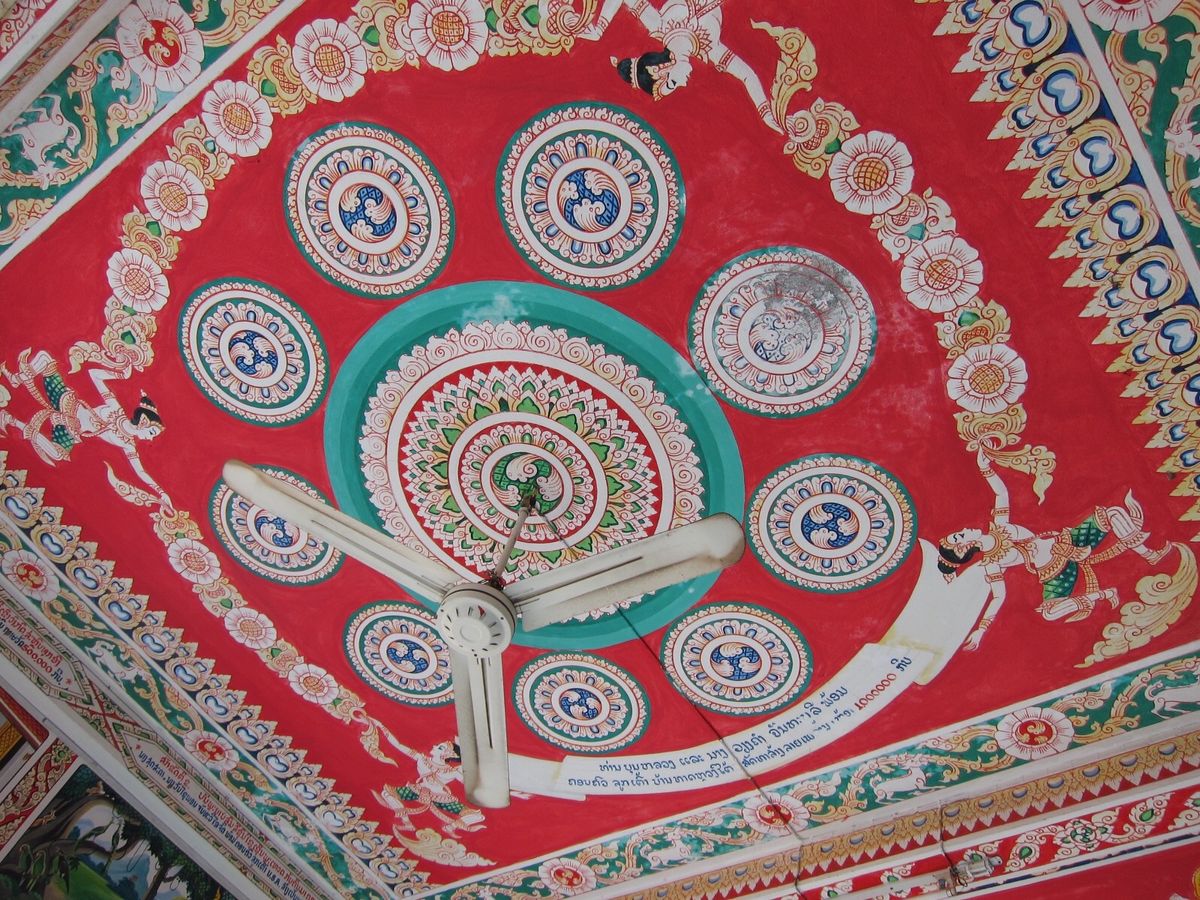 お寺の天井がサイケデリックでかっこいい