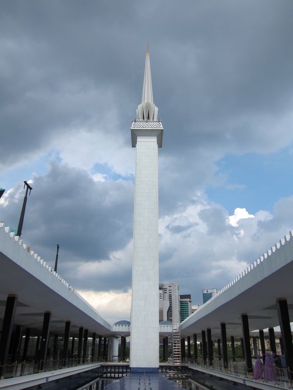 マレーシア・クアラルンプール「2018クアラルンプール」の写真：国立モスク
屋根が傘の形にデザインされて...