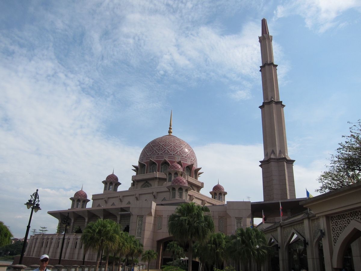 空港に行く途中にピンクモスクに寄りました。かわいいなー