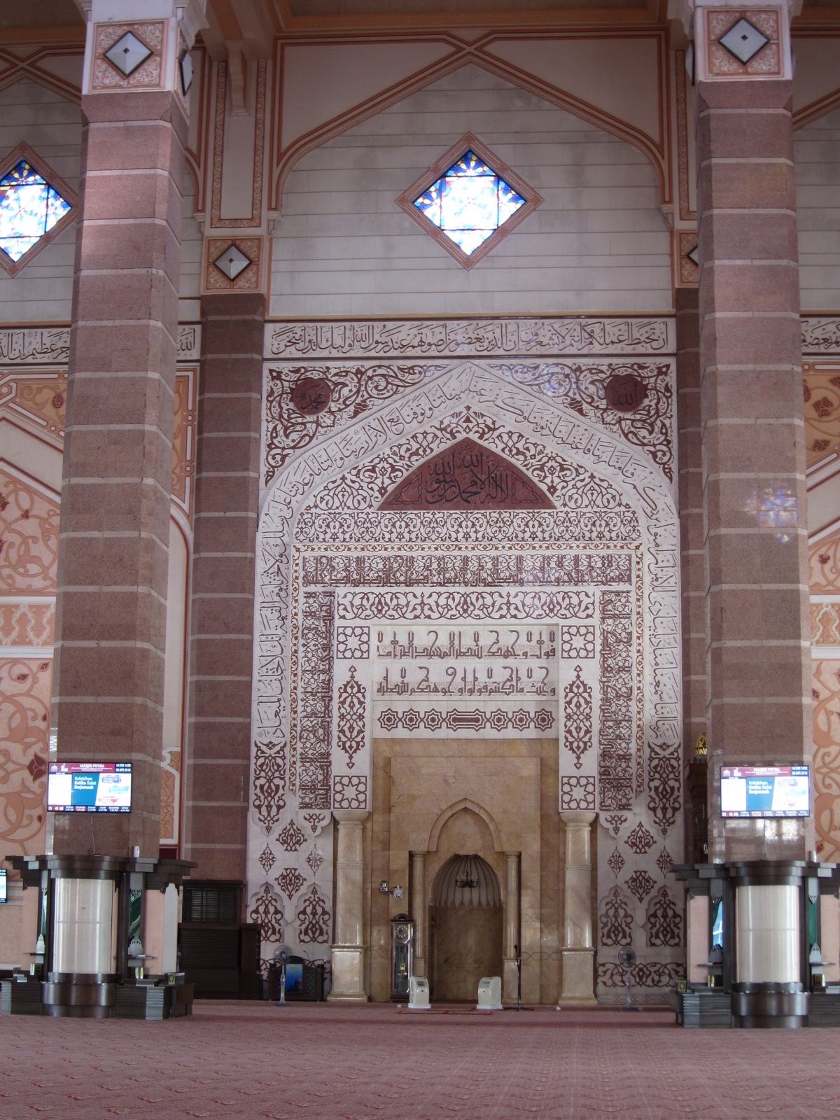 空港に行く途中にピンクモスクに寄りました。かわいいなー
