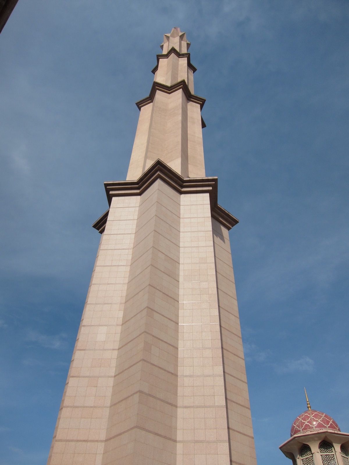 空港に行く途中にピンクモスクに寄りました。かわいいなー