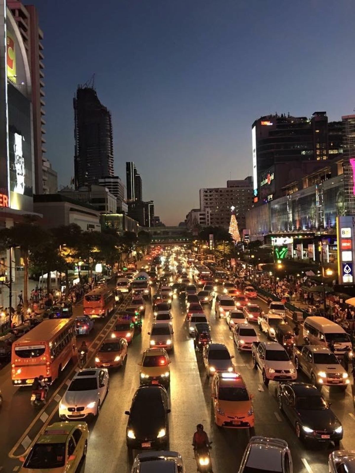 beforeの写真は夜しかなくて。いつも道は渋滞です。