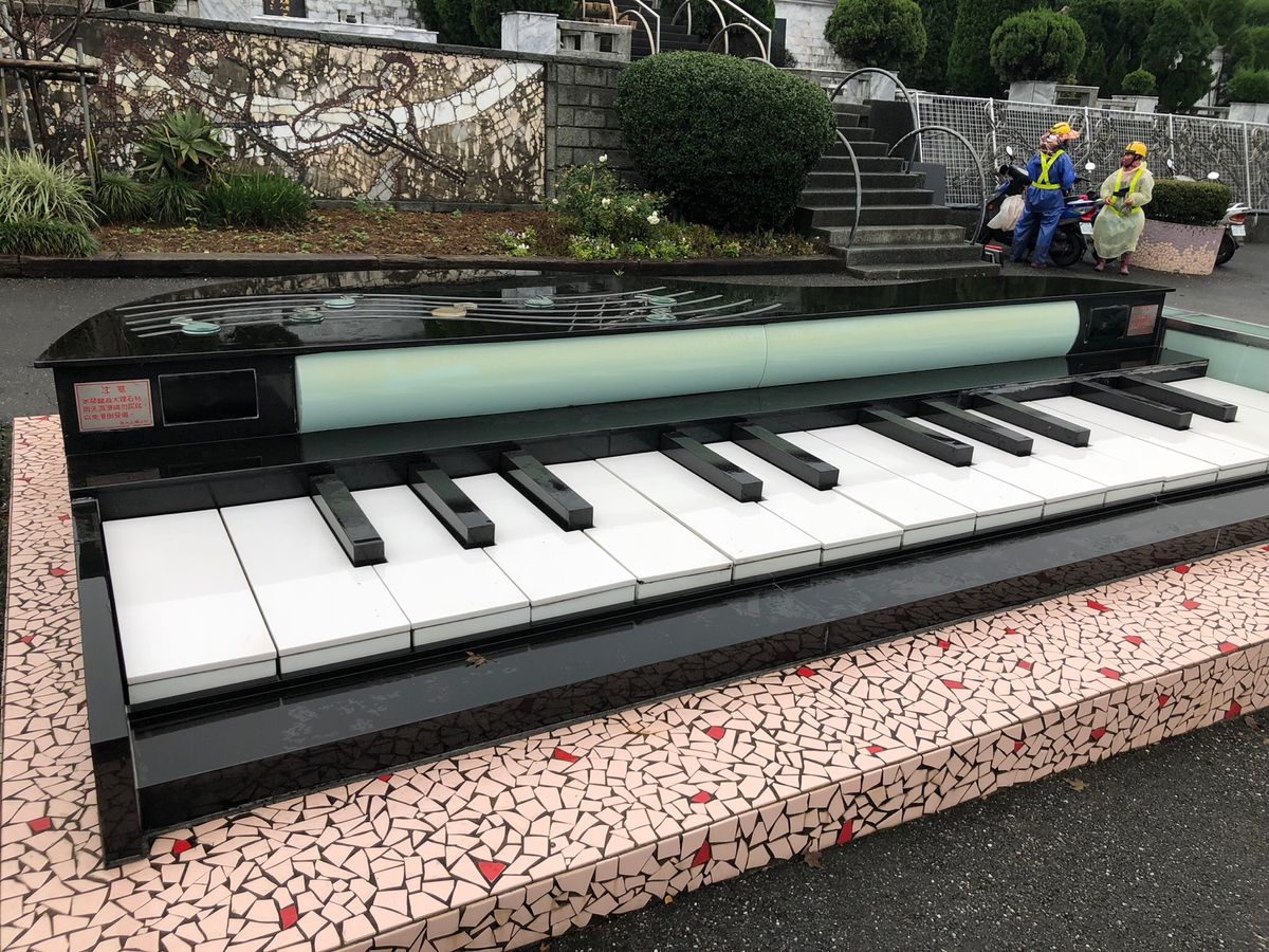 ばぁちゃんのリクエストで、テレサ・テンのお墓へ、

車チャーターして、お墓...