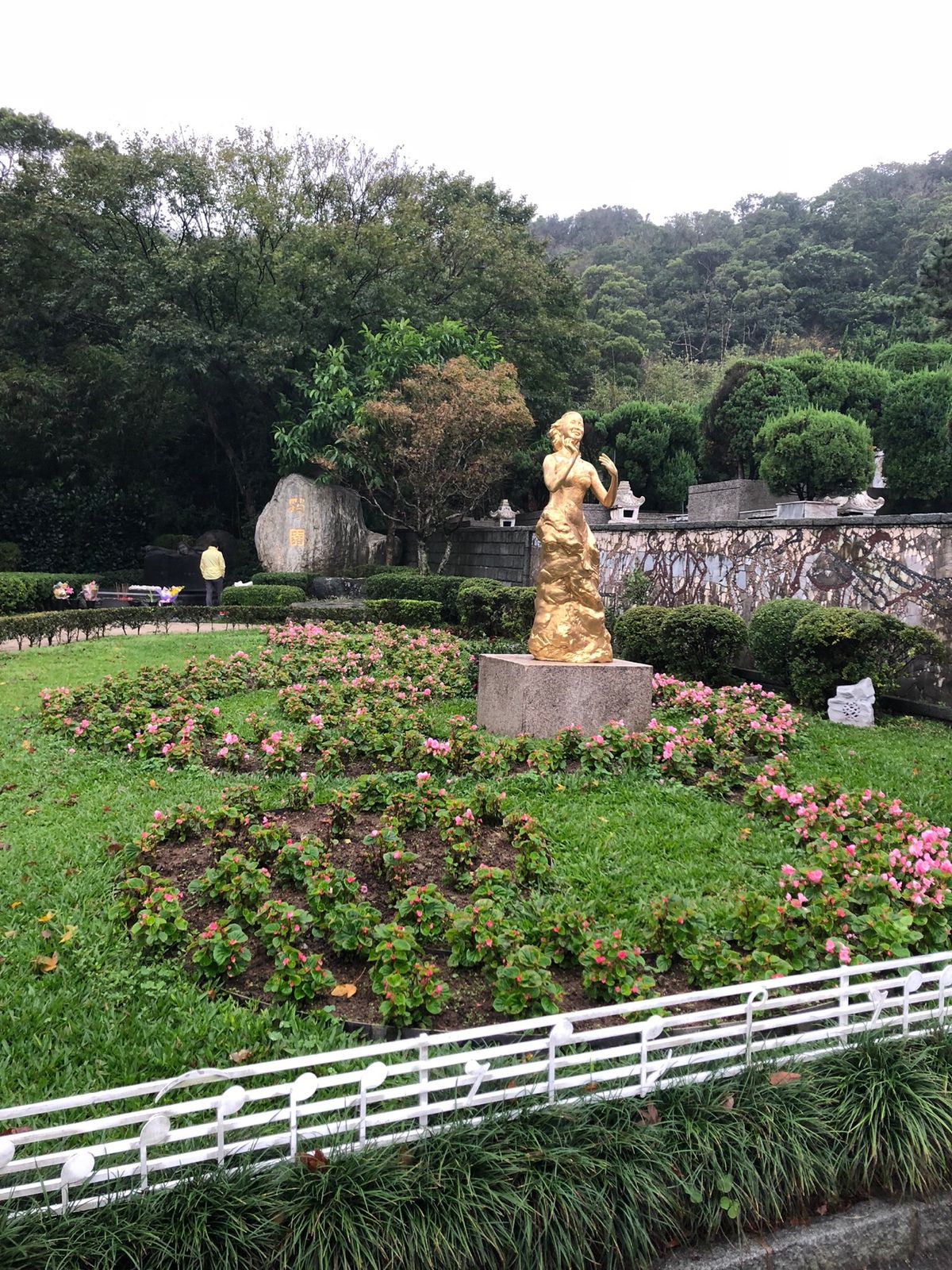 ばぁちゃんのリクエストで、テレサ・テンのお墓へ、

車チャーターして、お墓...