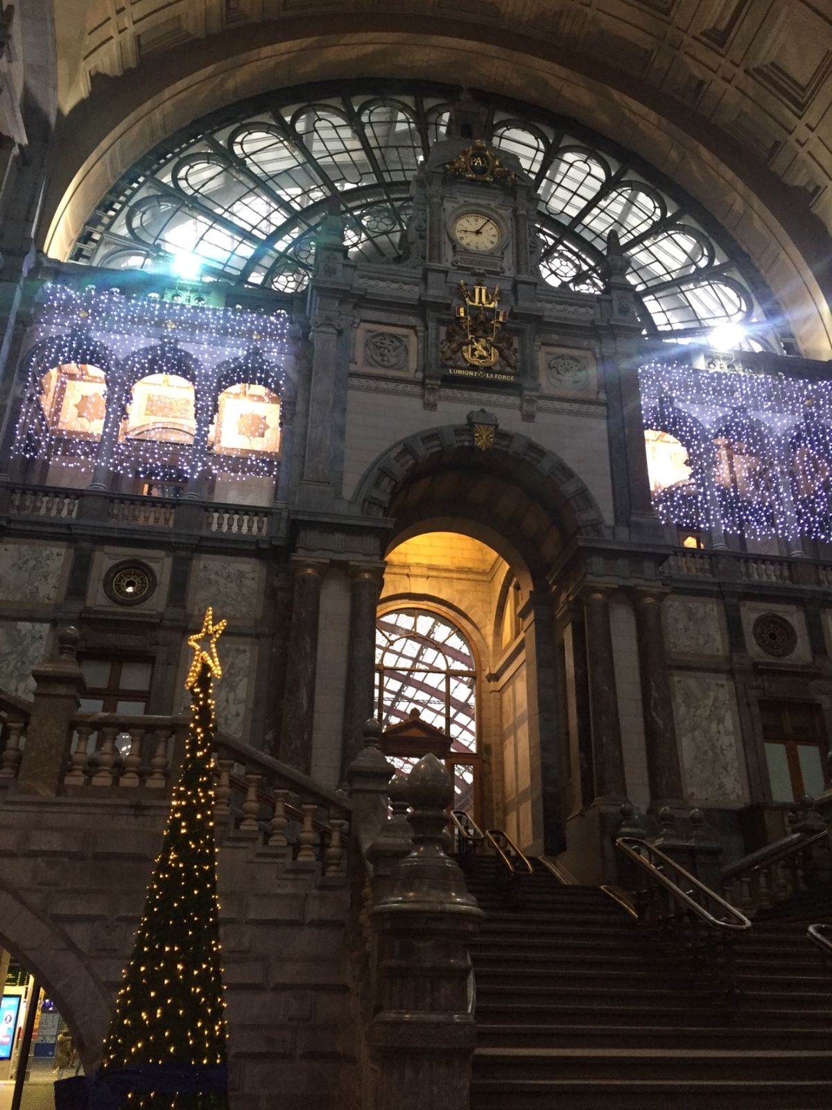 ブリュッセルの中心地にある大広場グランプラス
世界一美しい駅と言われてい...