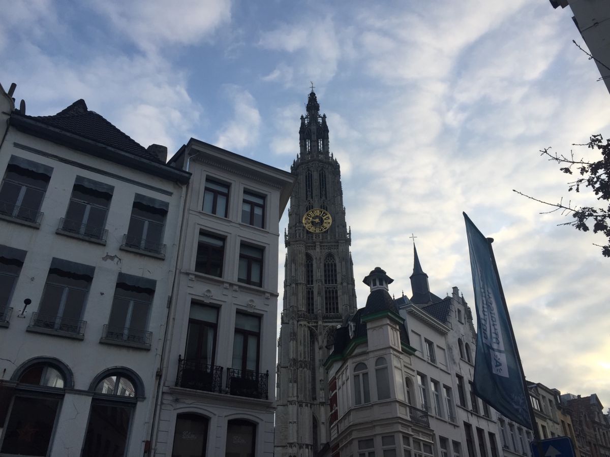 ブリュッセルの中心地にある大広場グランプラス
世界一美しい駅と言われてい...