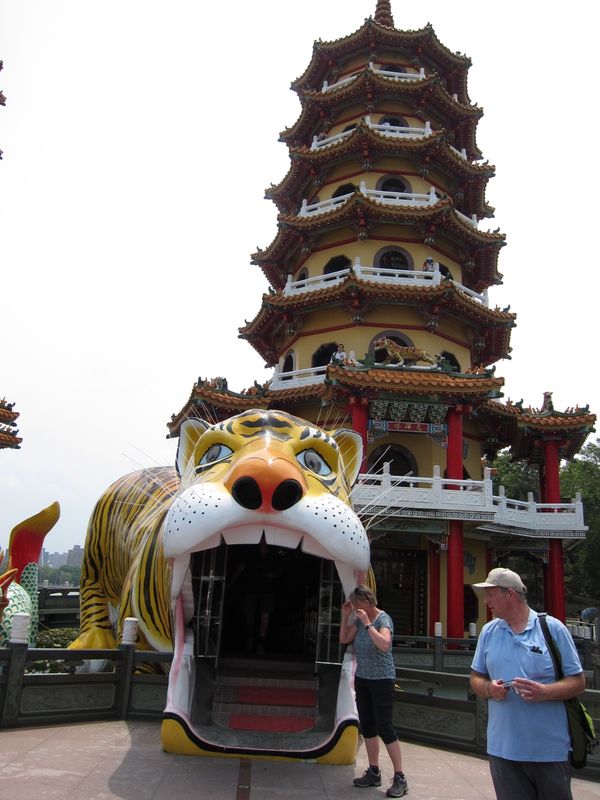 台湾・高雄「2019GW高雄」の写真：龍の口から入って虎の口から出る