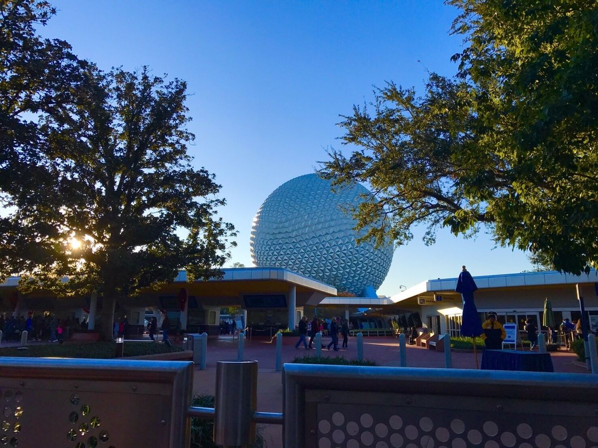 マジック・キングダムのシンデレラ城
エプコットのシンボル、スペースシップ・...