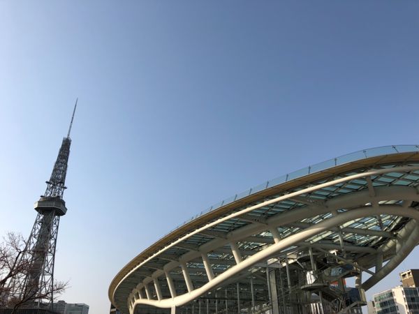 日本・名古屋「名古屋」の写真：オアシス21と名古屋城

名古屋城の桜は...