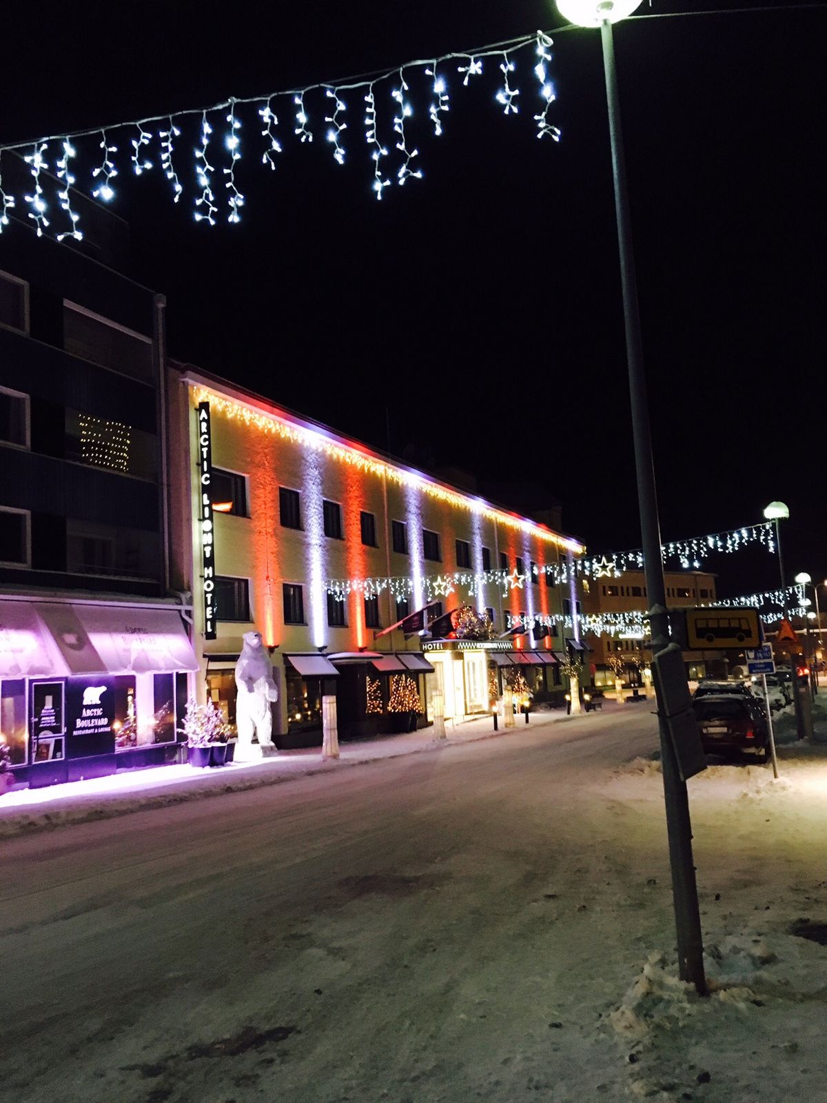 ヘルシンキ、寝台列車でロヴァニエミに移動
1枚だけロヴァニエミ
寒い中食べ...