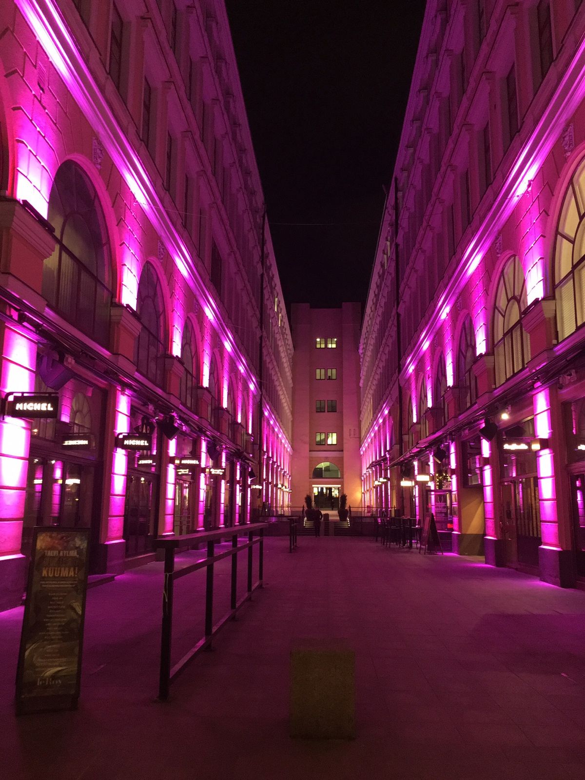 ヘルシンキ、寝台列車でロヴァニエミに移動
1枚だけロヴァニエミ
寒い中食べ...