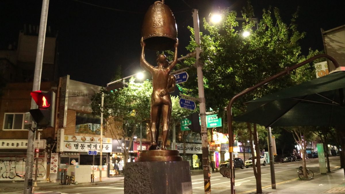 明洞探索。ビールも頂きました。隣の韓国人のおじさんにビール2杯奢ってもらっ...