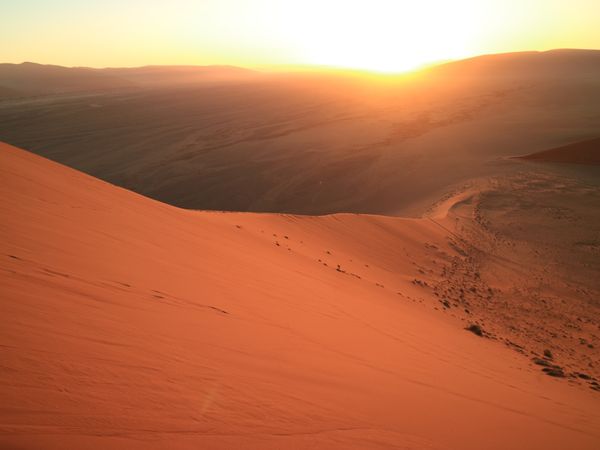 ナミビア・ウィントフック「ナミビア🇳🇦ナミブ砂漠」の写真：2日目の朝に見た、DUNE45の朝日。8...