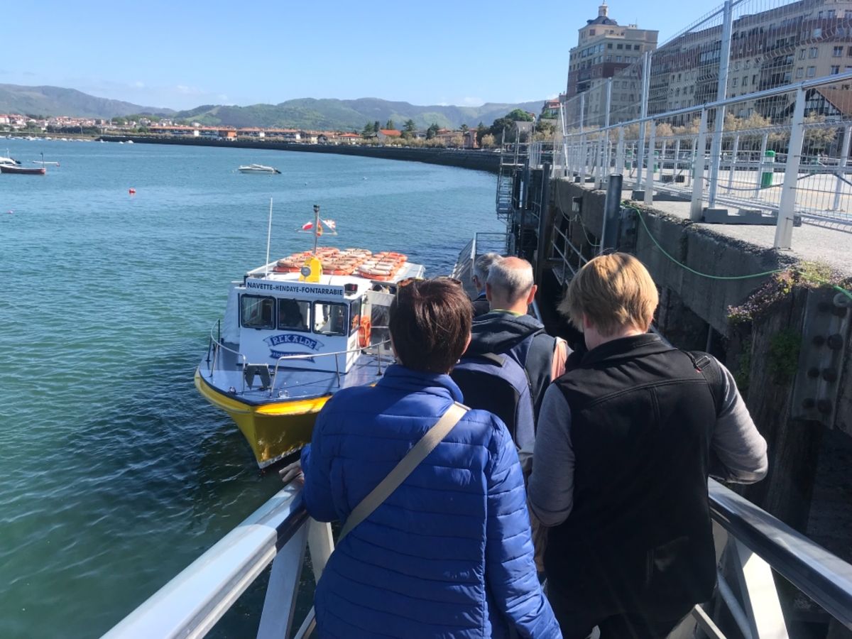 オンダリビア/スペインから船で7-8分 アンダイエ/フランスへ☆