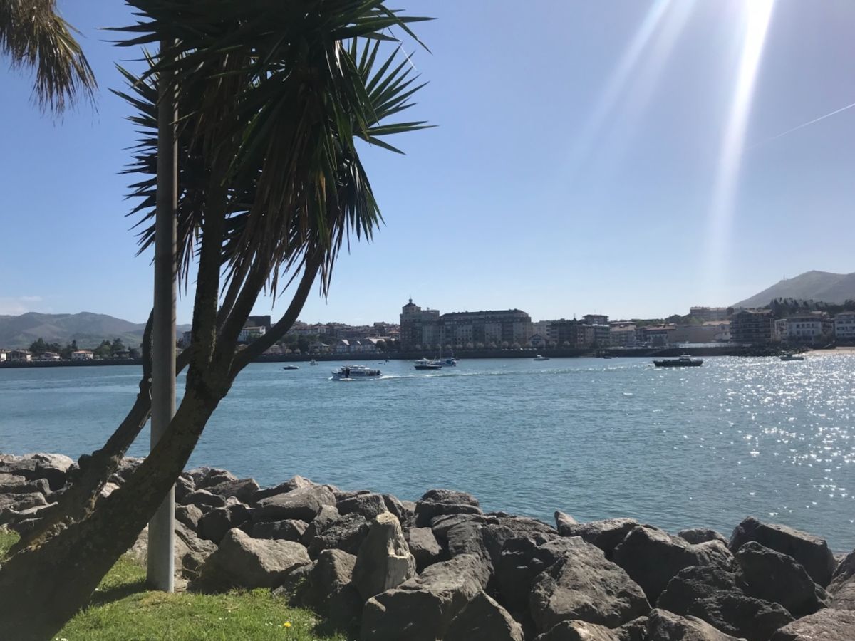 ここから交通機関はないので海沿いをお散歩♡