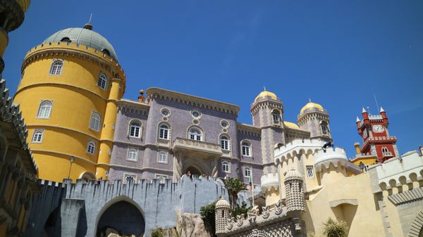 ポルトガル・モンサント村「ポルトガル🇵🇹リスボンからポルトまで」の写真：世界遺産のシントラの街と、ドラクエみたい...