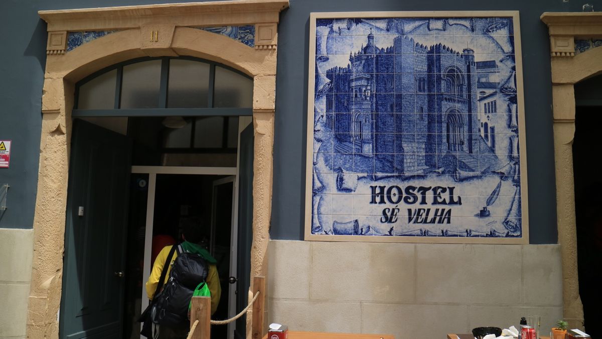 コインブラ大学は世界遺産。ちょうど大学の卒業祭をやっていて、夜遅くまで盛り...