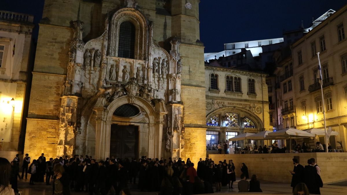 コインブラ大学は世界遺産。ちょうど大学の卒業祭をやっていて、夜遅くまで盛り...