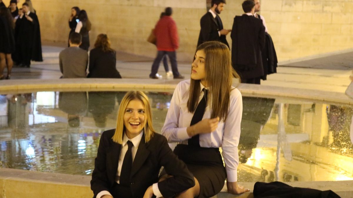 コインブラ大学は世界遺産。ちょうど大学の卒業祭をやっていて、夜遅くまで盛り...